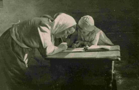 Fotografie: Wiktoria Ulma hilft ihrer Tochter Stanisława bei den Schulaufgaben, Markowa 1940er-Jahre