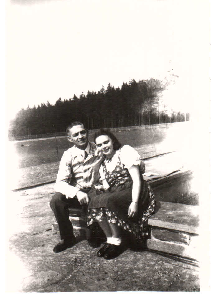 Fotografie: Adele mir ihrem Vater Josef Matulla bei einem Ausflug in der Nähe von Berlin, 1942