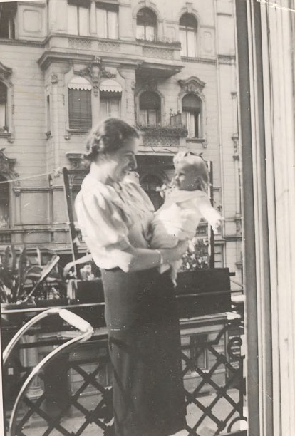 Fotografie: Herta Goldstein mit ihrer kleinen Tochter Evelyn auf dem Balkon ihrer Wohnung, Berlin 1938