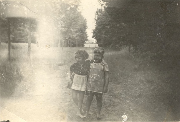 Fotografie: Evelyn Goldstein mit dem Sohn der Familie Bunke, bei der Evelyn unter falscher Identität lebt, Blöstau (heute Wischnjowka), um 1944
