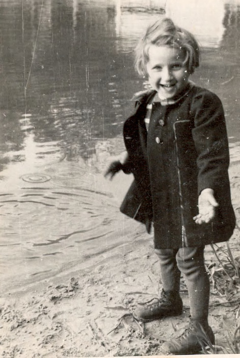Fotografie: Evelyn Goldstein, während sie bereits „illegal“ in Berlin lebt, 1943