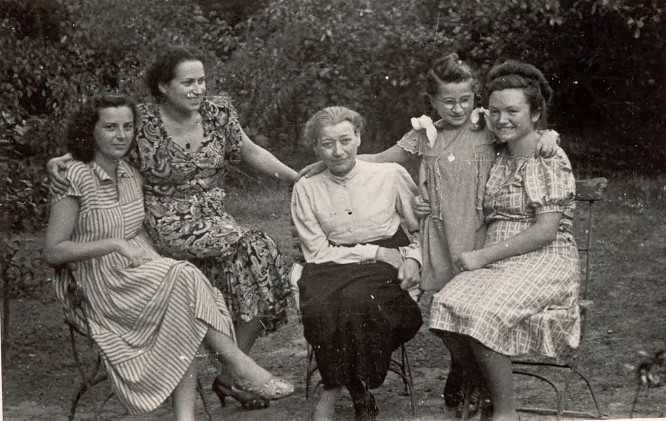 Fotografie: Von links: Lotte Baus, Herta Goldstein, Julie Abegg, Evelyn Goldstein, Hildegard Knies, Berlin 1949