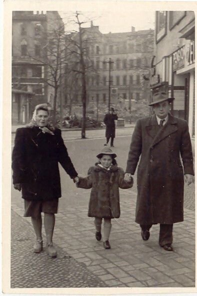 Fotografie: Familie Abraham nach der Befreiung, Berlin, um 1946