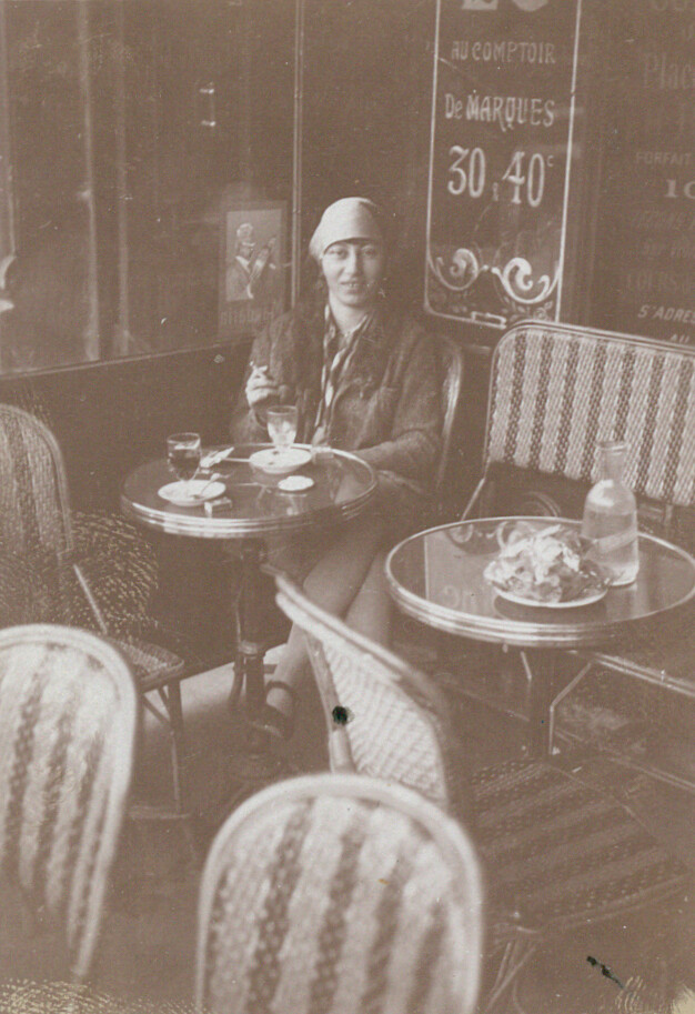 Fotografie: Hedwig Wittekind im Café (undatiert)