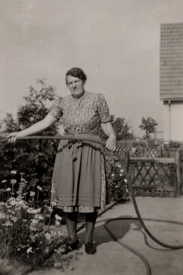 Photo: Frieda Szturmann in her garden, Berlin, around 1940.