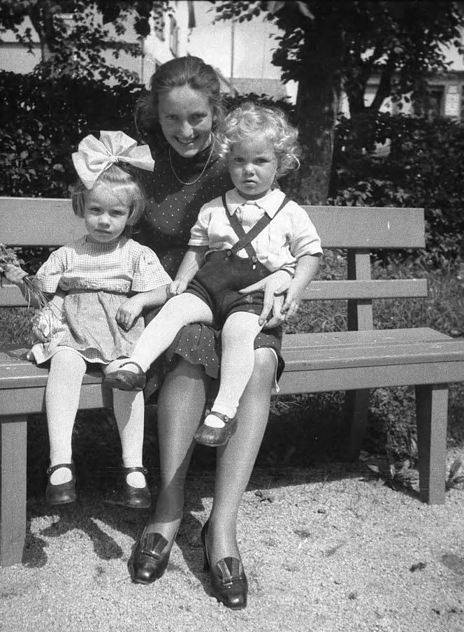 Fotografie: Margarete Borgmann mit ihren Kindern Eva und Albert, um 1942