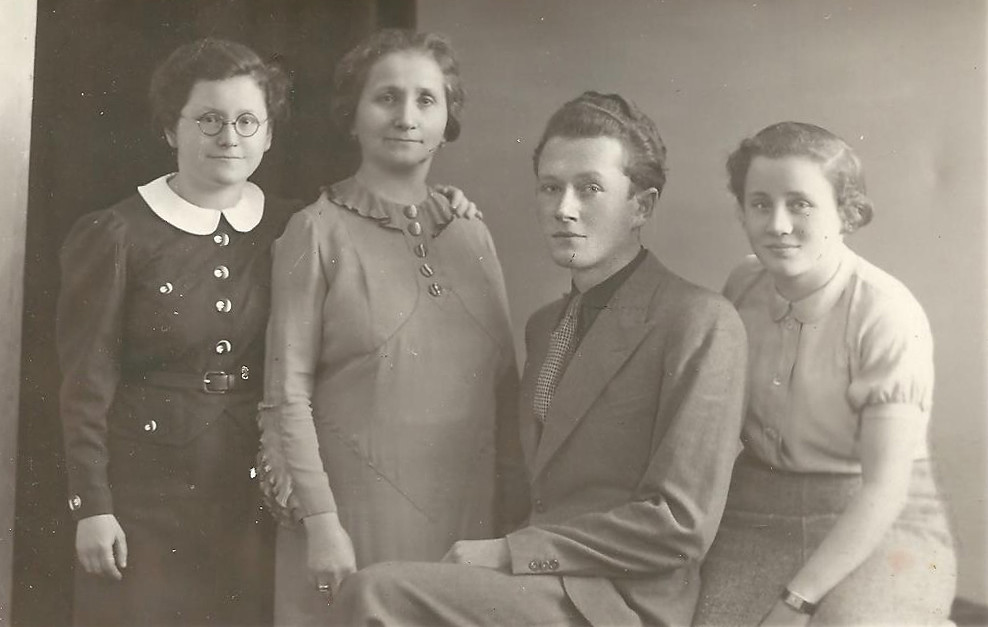 Fotografie: Chawa Berman (2. von links) mit ihren Kindern Toni (*1921), Adolf (*1916) und Margarita (*1919) in Berlin